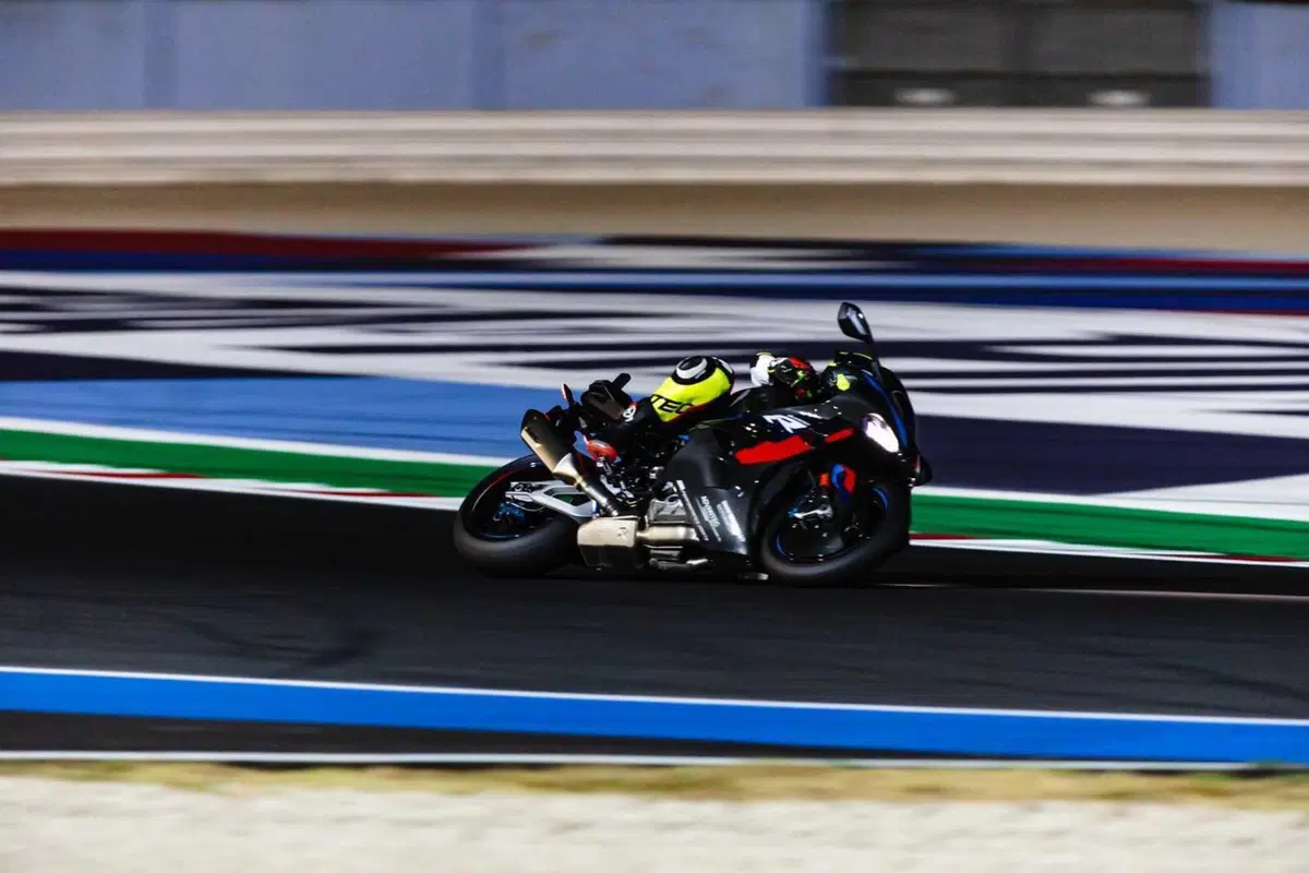 Guidare una M 1000 RR a Misano di notte è una cosa da pazzi. E noi l'abbiamo fatto! Ecco cosa provano i piloti alla Racing Night [GALLERY] (2)