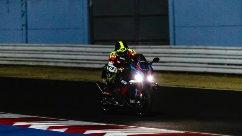Guidare una M 1000 RR a Misano di notte &egrave; una cosa da pazzi. E noi l'abbiamo fatto! Ecco cosa provano i piloti alla Racing Night [VIDEO E GALLERY]