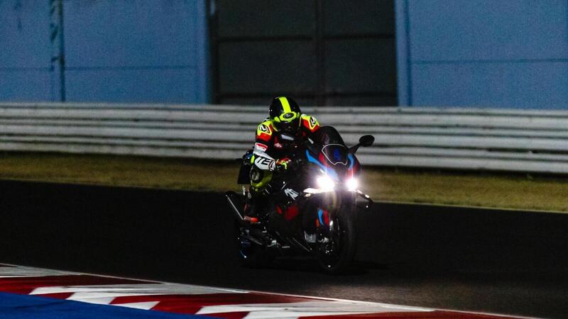 Guidare una M 1000 RR a Misano di notte &egrave; una cosa da pazzi. E noi l&#039;abbiamo fatto! Ecco cosa provano i piloti alla Racing Night [VIDEO E GALLERY]