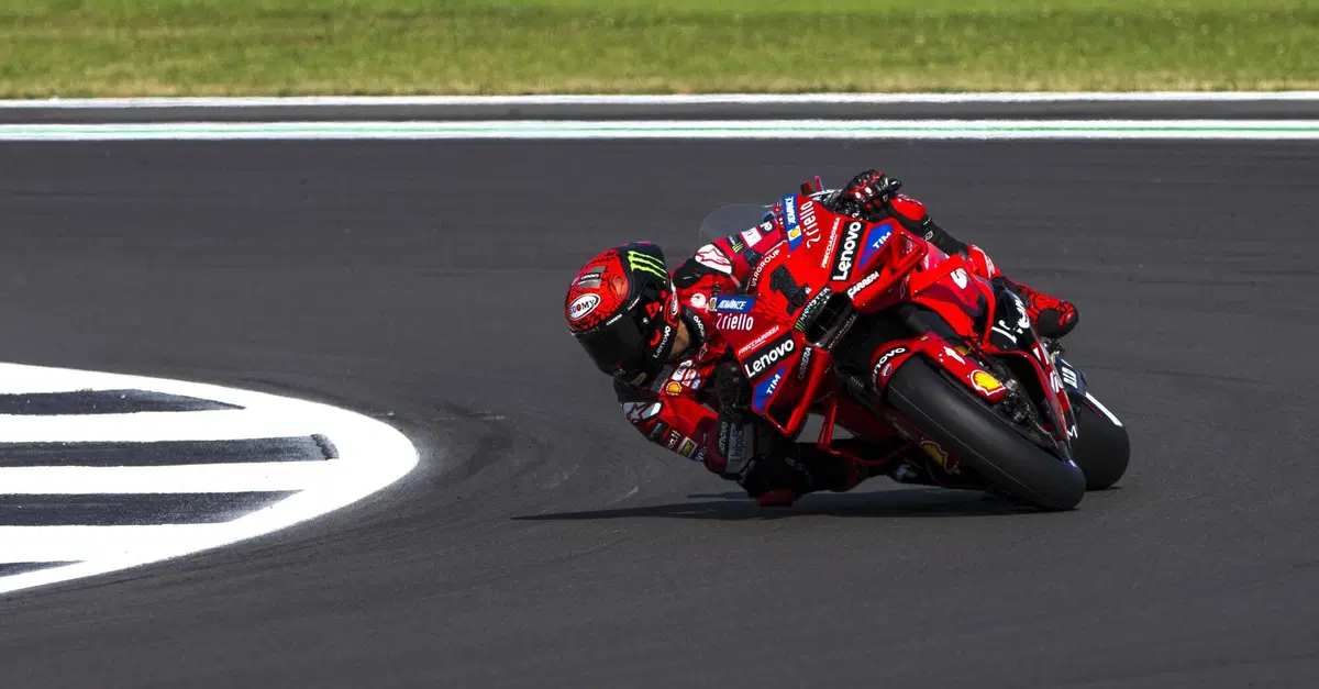 MotoGP 2024. GP della Gran Bretagna. Pecco Bagnaia: "Mi aspettavo Aprilia un po' pi&ugrave; veloce, siamo l&igrave;. Jorge Martin &egrave; un po' pi&ugrave; veloce"