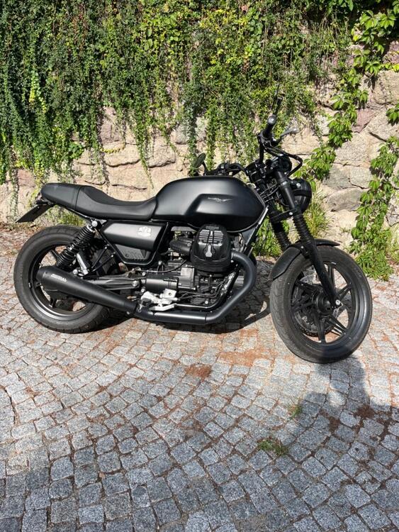 Moto Guzzi V7 Stone (2021 - 24)