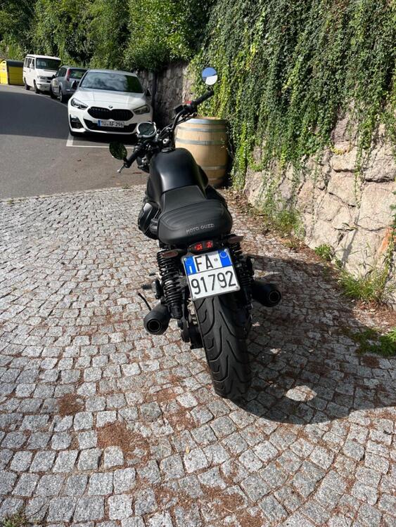 Moto Guzzi V7 Stone (2021 - 24) (2)