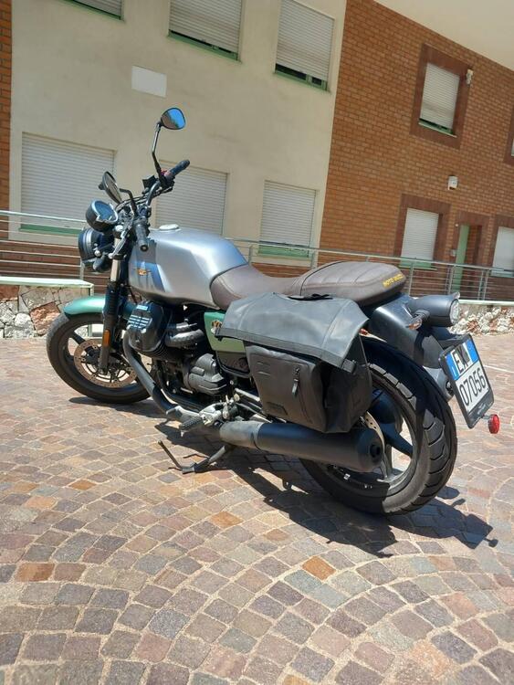 Moto Guzzi V7 Stone Centenario (2021 - 22) (2)