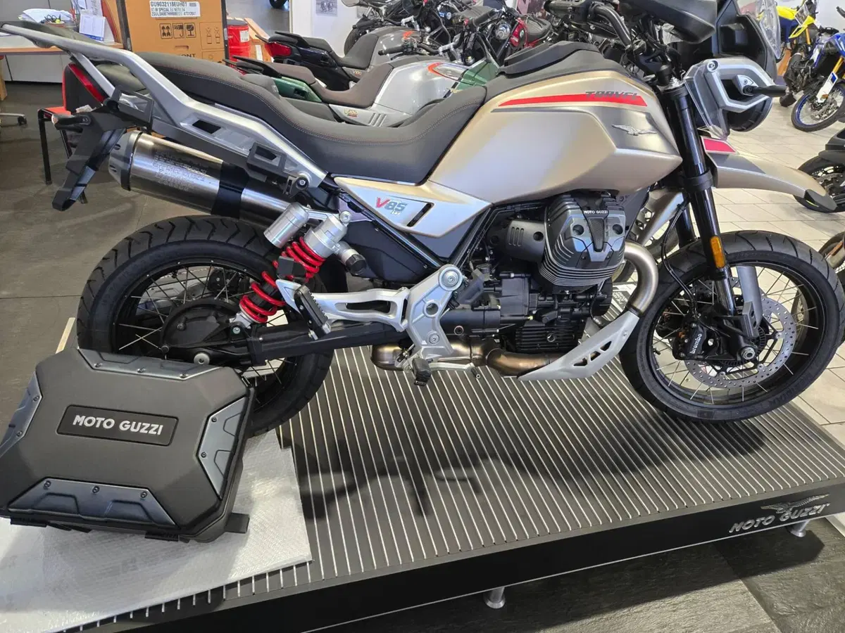Moto Guzzi V85 TT Travel (2024 - 26) (2)