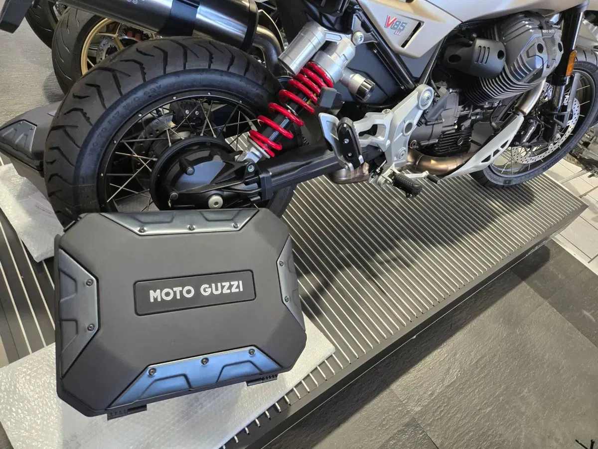 Moto Guzzi V85 TT Travel (2024 - 26) (3)