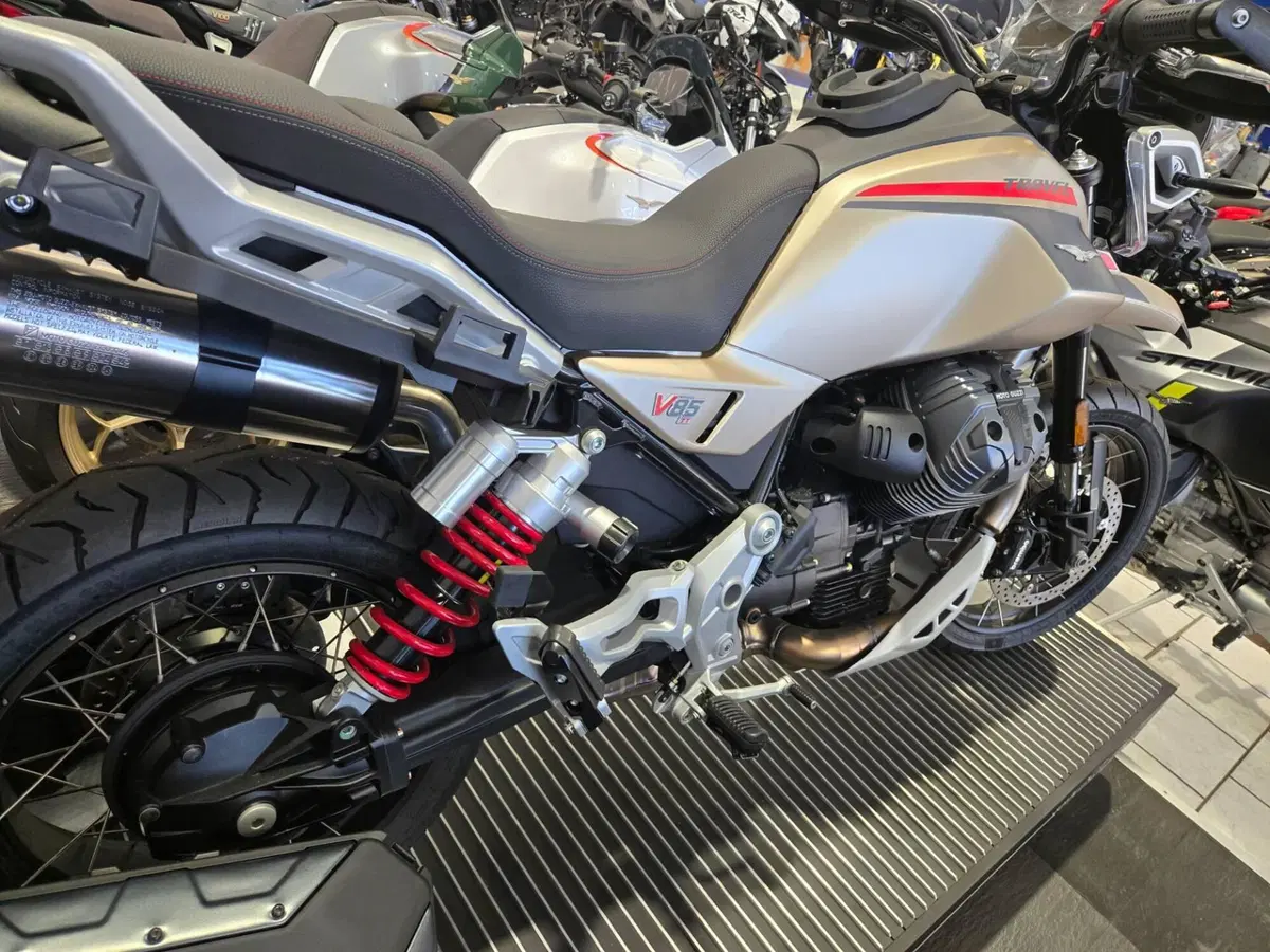 Moto Guzzi V85 TT Travel (2024 - 26) (4)