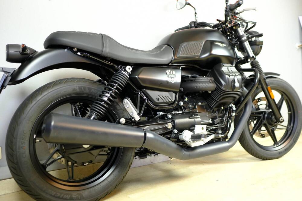 Moto Guzzi V7 Stone (2021 - 24) (3)