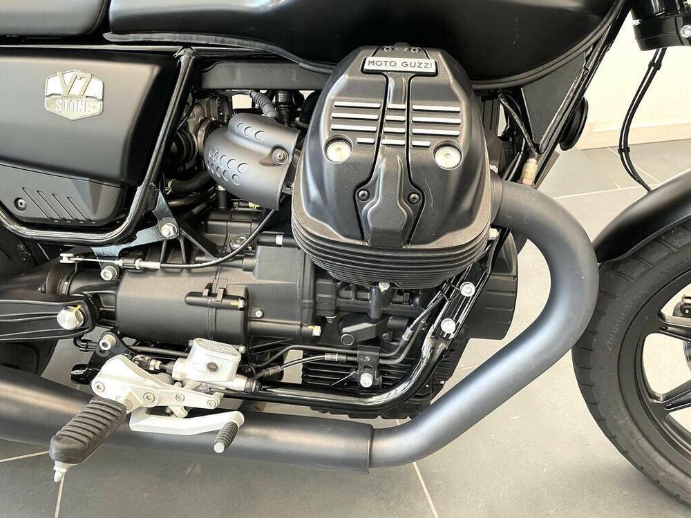 Moto Guzzi V7 Stone (2021 - 24) (4)