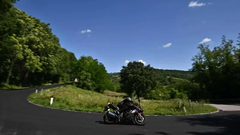Cosa succede nel nostro cervello quando guidiamo la moto? Ep.2: dolori e microtraumi [VIDEO]