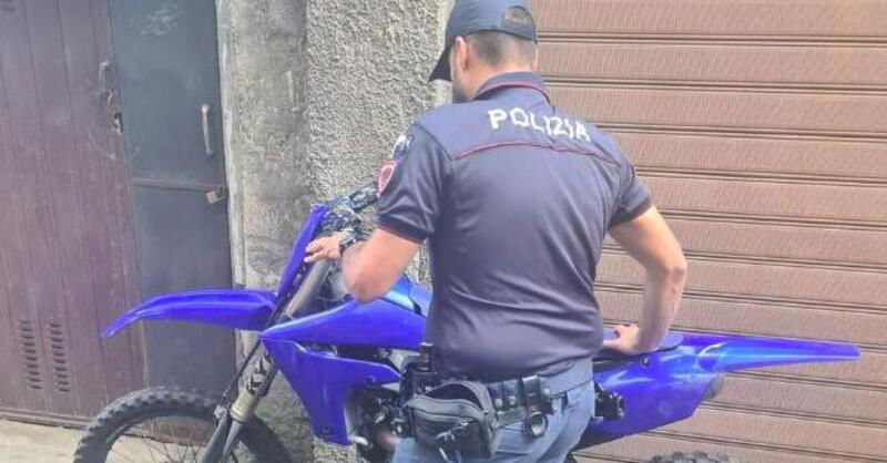 Catania, impennate con la moto da cross in tangenziale: dopo i post sui social beccato dalla Polizia