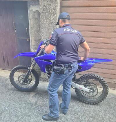 Catania, impennate con la moto da cross in tangenziale: dopo i post sui social beccato dalla Polizia