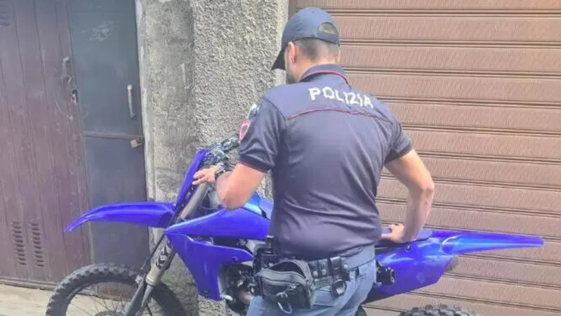 Catania, impennate con la moto da cross in tangenziale: dopo i post sui social beccato dalla Polizia