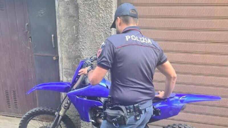 Catania, impennate con la moto da cross in tangenziale: dopo i post sui social beccato dalla Polizia