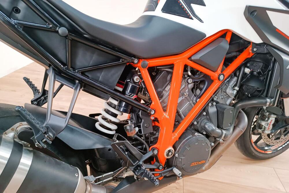 KTM 1290 Super Duke R (2019) (4)