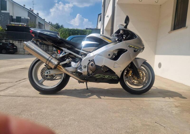 Vendo Kawasaki Ninja 900 ZX 9R 2002 05 usata a Legnano codice 9507901 Moto