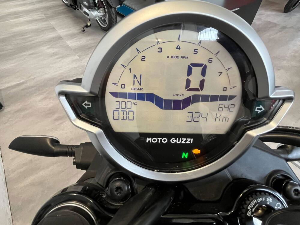 Moto Guzzi V7 Stone (2021 - 24) (3)