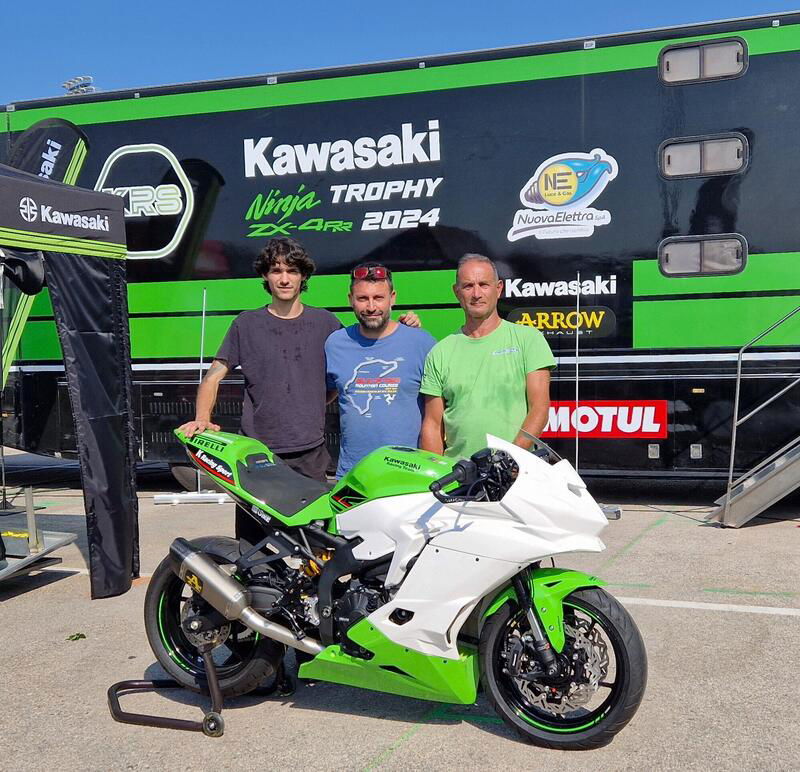 Paolo Girotti (al centro) e la Kawasaki ZX-4RR Trofeo