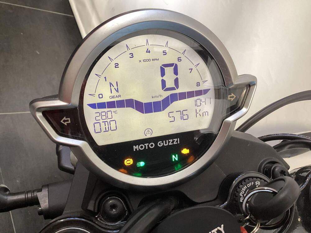 Moto Guzzi V7 Stone (2021 - 24) (5)