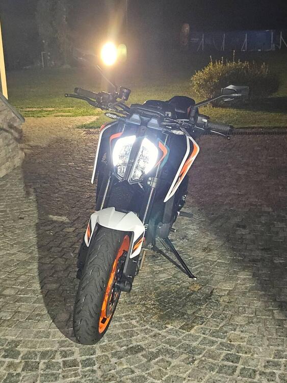 KTM 890 Duke R (2021)