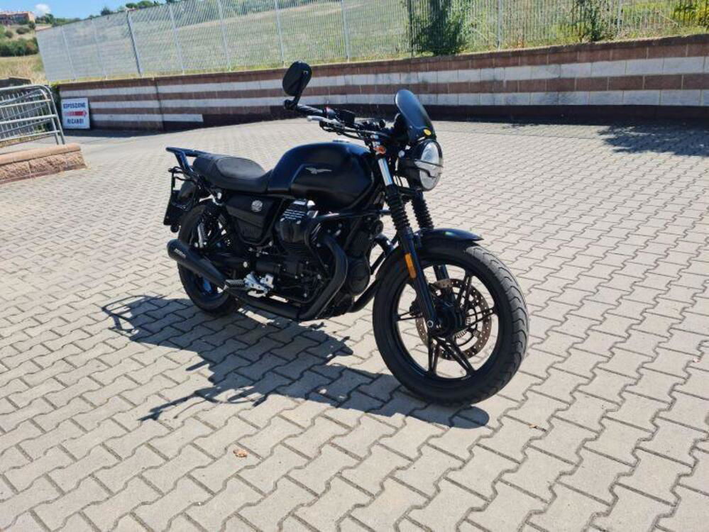 Moto Guzzi V7 Stone (2021 - 25) (2)