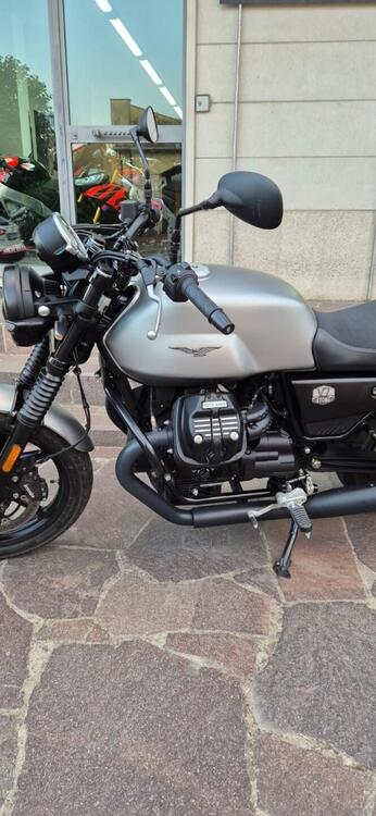 Moto Guzzi V7 Stone (2021 - 24) (3)