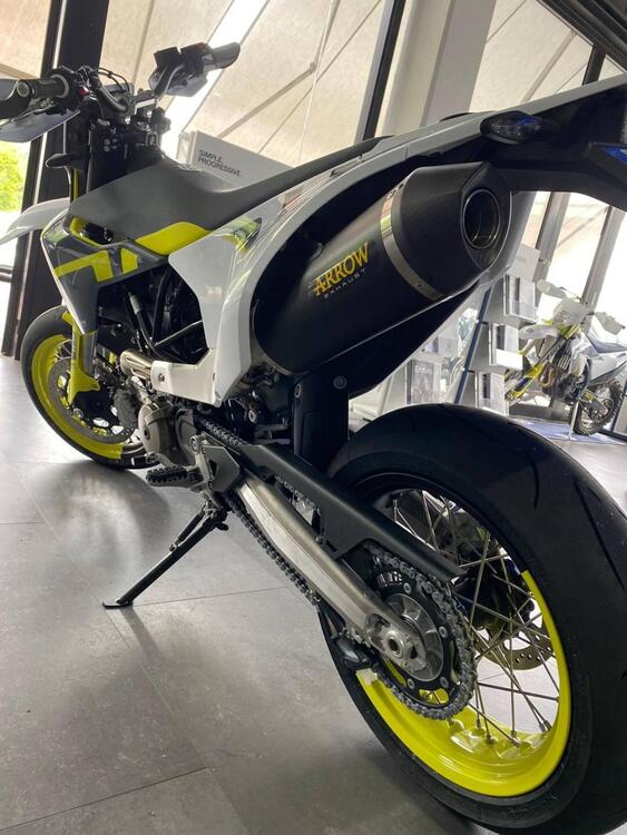 Husqvarna 701 Supermoto (2022) (2)