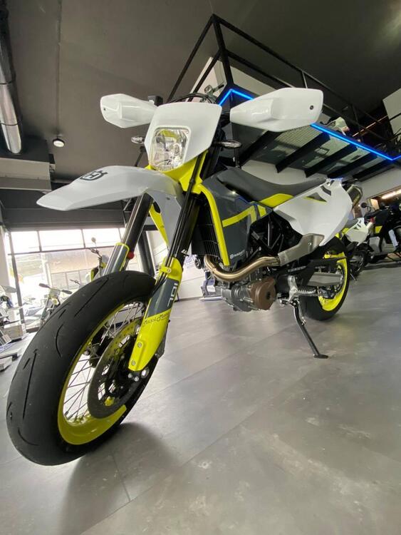 Husqvarna 701 Supermoto (2022) (3)