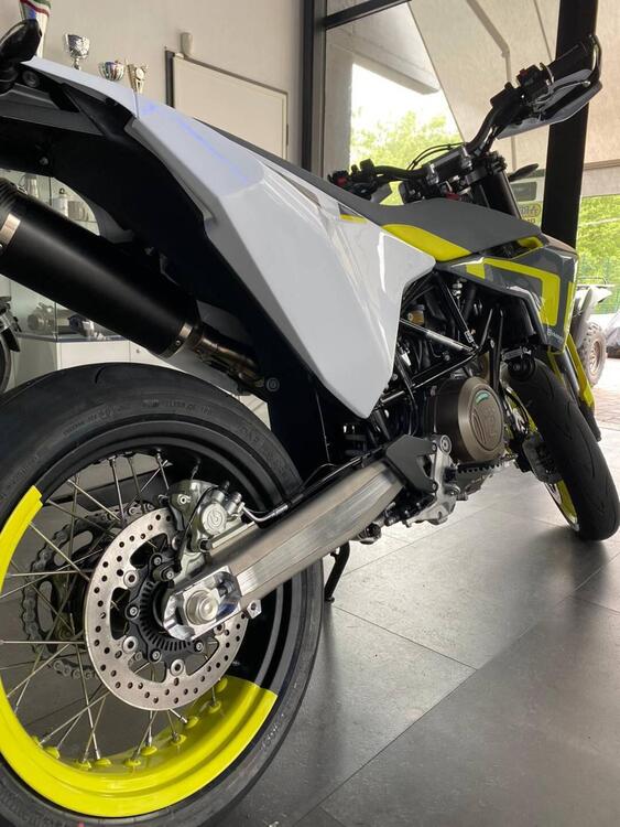 Husqvarna 701 Supermoto (2022) (4)