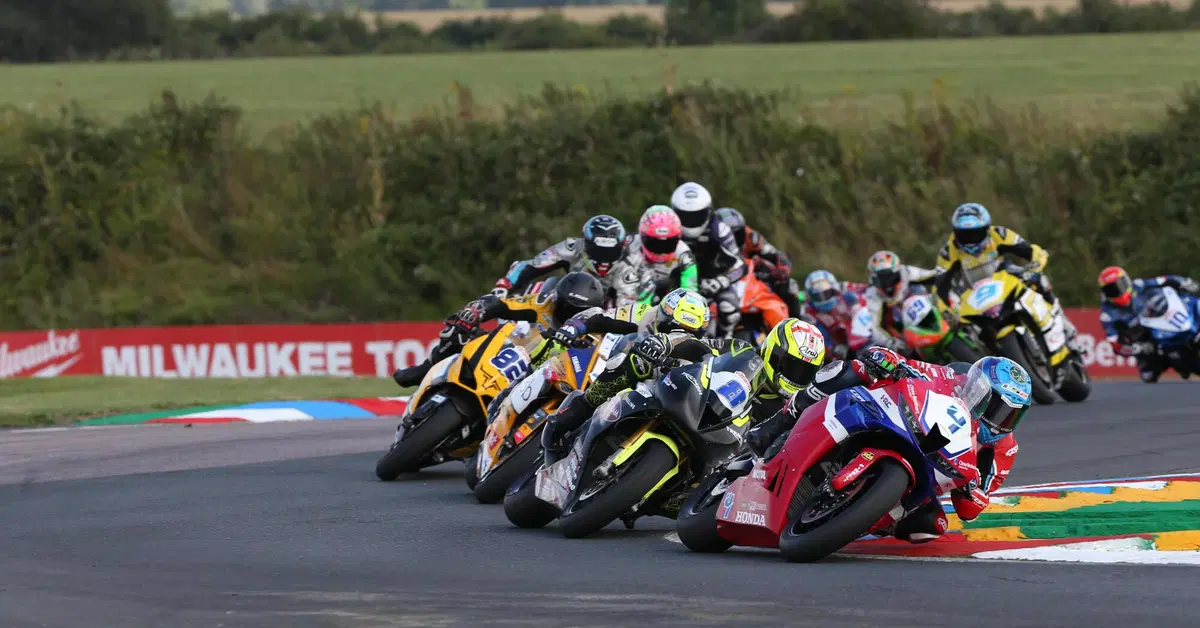 BSB: sette piloti scatenati nell'incredibile finale a Thruxton! [VIDEO]