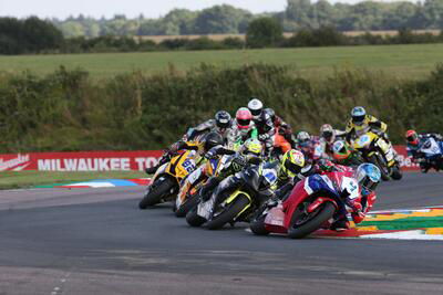 BSB: sette piloti scatenati nell&#039;incredibile finale a Thruxton! [VIDEO]