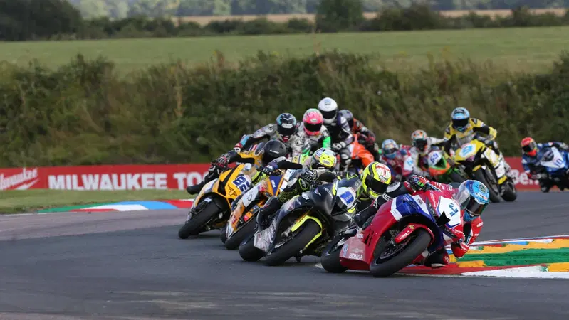 BSB: sette piloti scatenati nell'incredibile finale a Thruxton! [VIDEO]