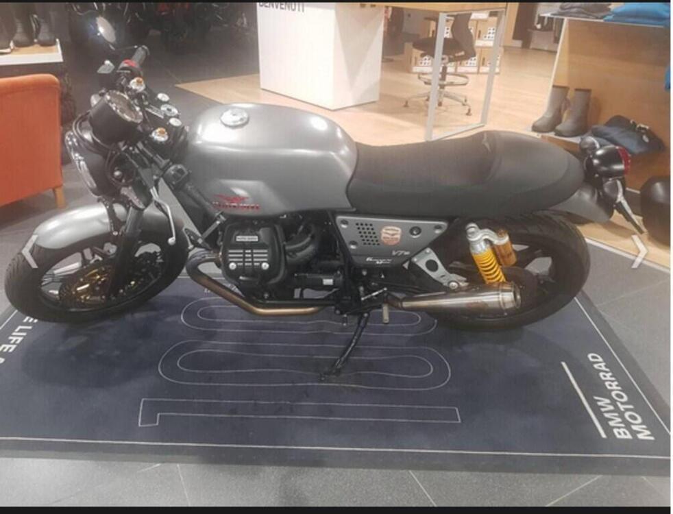 Moto Guzzi V7 III Stone (2017 - 20) (2)