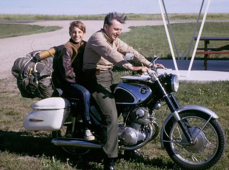 La celebre foto di Robert Pirsig con il figlio Chris in sella alla CB77 durante il viaggio