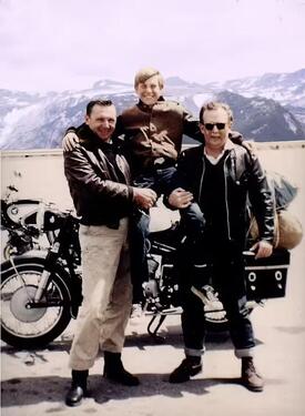 Robert Pirsig e l'amico John Sutherland tengono in braccio Chris durante il viaggio