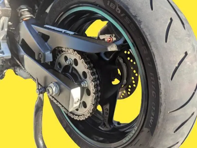 Suzuki GSR 750 (2010 - 15) (3)