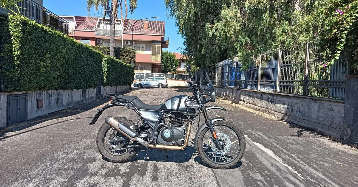 Ci risiamo: l'Etna in eruzione manda le moto in garage