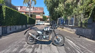 Ci risiamo: l'Etna in eruzione manda le moto in garage