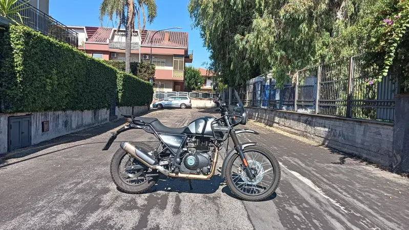 Ci risiamo: l'Etna in eruzione manda le moto in garage
