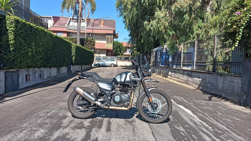 Ci risiamo: l&#039;Etna in eruzione manda le moto in garage