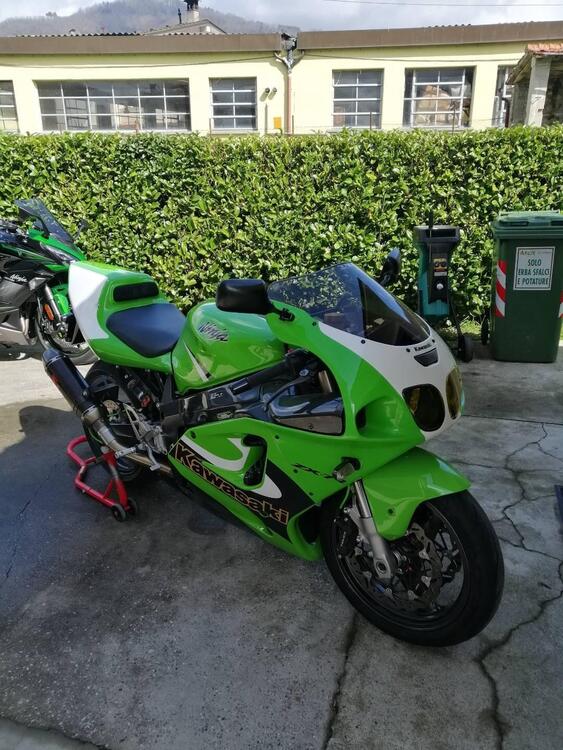 Kawasaki Ninja 750 ZX-7R (2001) (2)