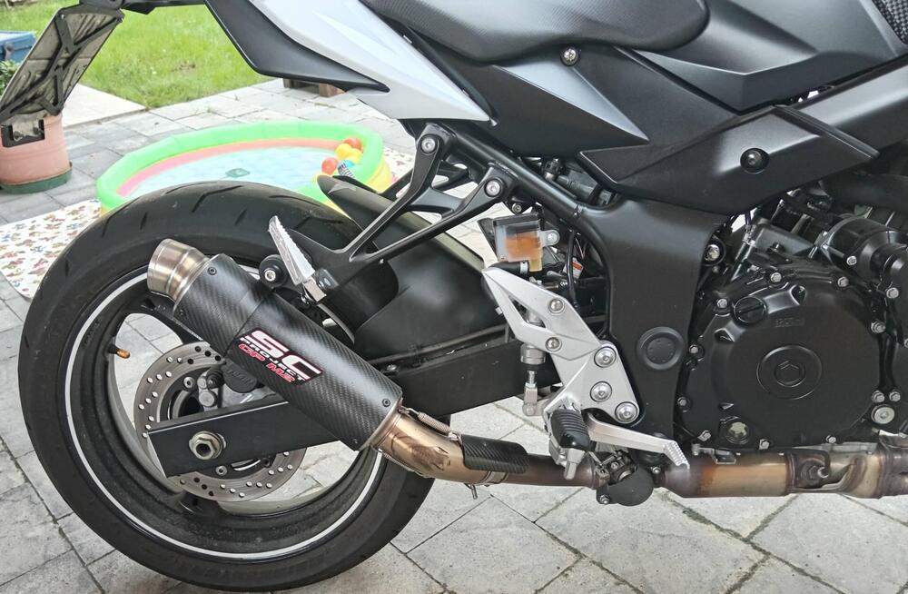 Suzuki GSR 750 (2010 - 15) (3)