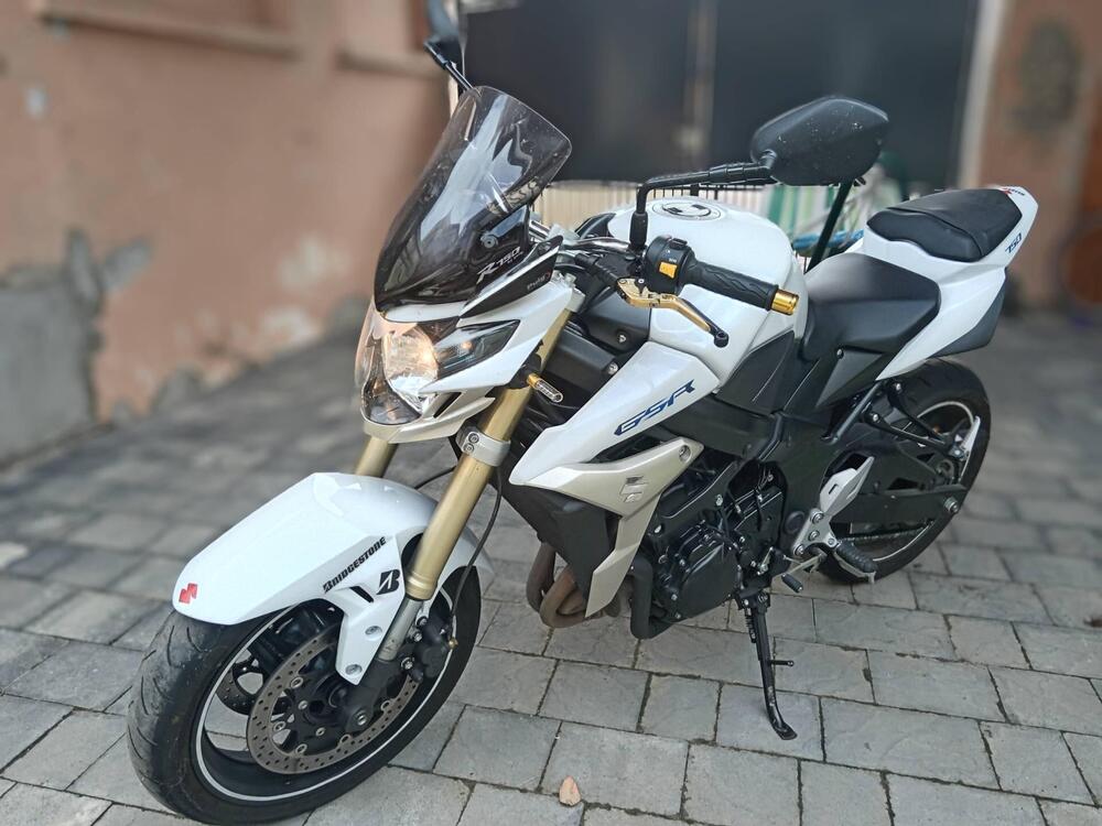 Suzuki GSR 750 (2010 - 15) (2)