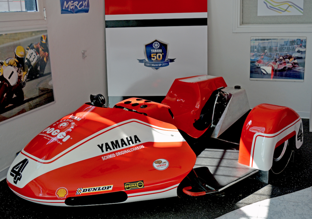 Sidecar da competizione con telaio Schmid e motore Yamaha fotografato al museo Poggi di Castenaso. È decisamente moderno ma prevede ancora che il passeggero compia ampi spostamenti, sporgendosi davanti alla terza ruota