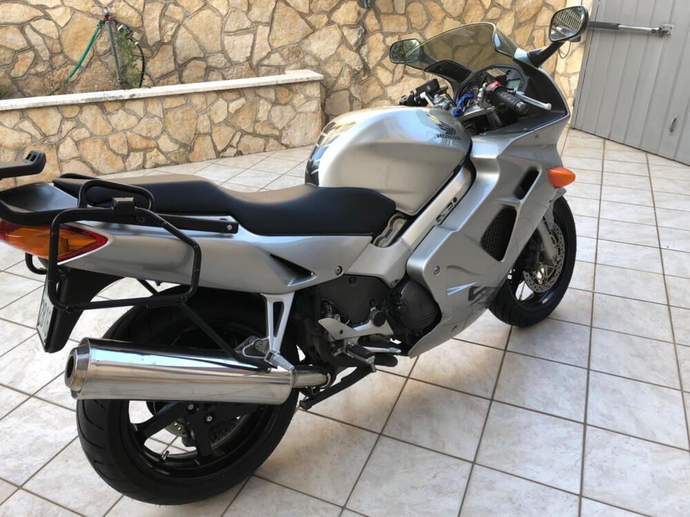 Honda VFR 800 RC46 (3)