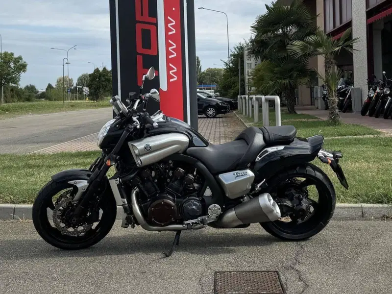 Yamaha VMAX (2008 - 17) (2)