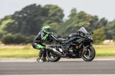 Stuntman trainato da una moto: nuovo record mondiale
