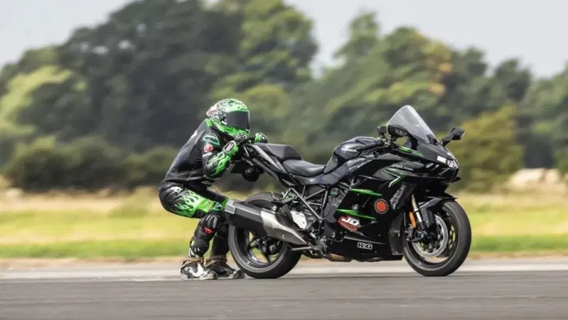 Stuntman trainato da una moto: nuovo record mondiale