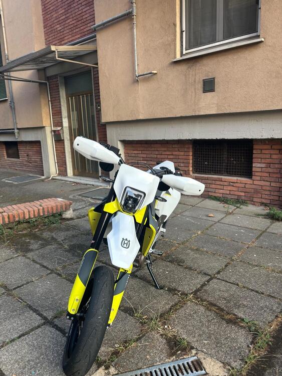 Husqvarna 701 Supermoto (2021)