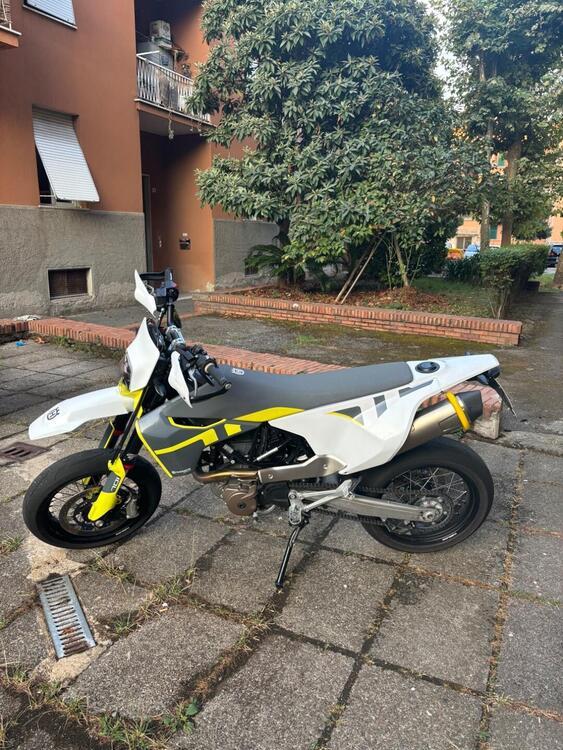 Husqvarna 701 Supermoto (2021) (2)