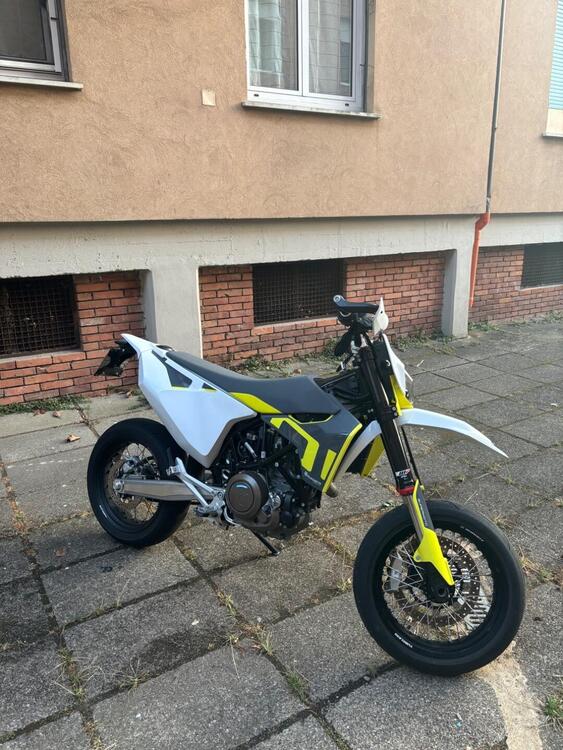 Husqvarna 701 Supermoto (2021) (3)